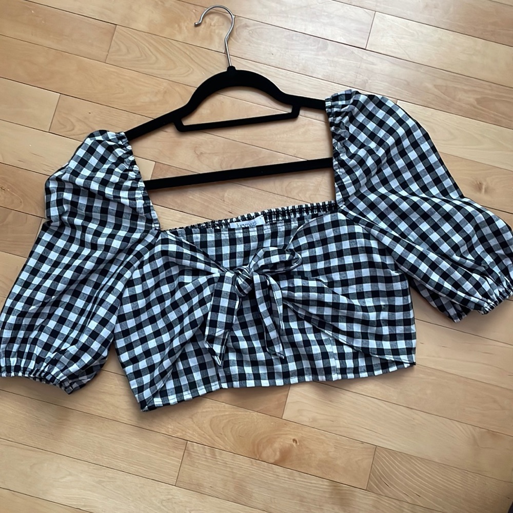 Puff sleeve gingham crop top